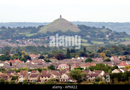 Glastonbury Tor steigt aus der Landschaft betrachtet über Wohnsiedlungen Glastonbury Somerset England UK Stockfoto