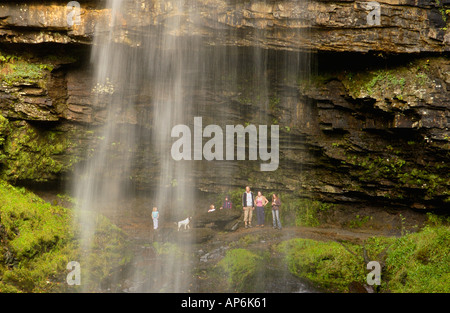 30 m ist Henrhyd Wasserfall der höchste in Brecon Beacons National Park Powys Wales UK Touristen Stand hinter den Wasserfällen Stockfoto