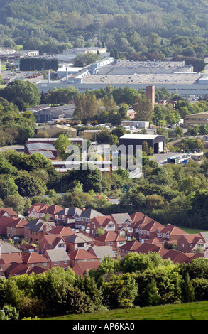 Gesamtansicht mit Industrie- und Wohnbauten Bereiche über New Inn in der Nähe von Toronto South Wales UK Stockfoto