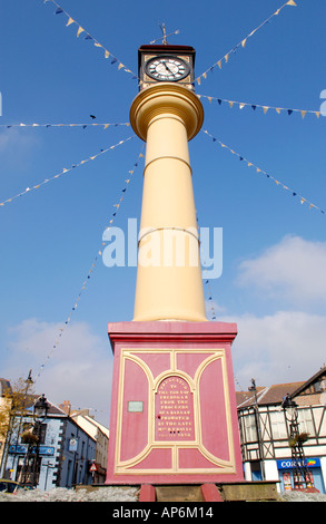 Stadtzentrum Clock 72 Fuß hoch gemacht von Gusseisen und errichtete im Jahre 1858 in Tredegar oder Gwent South Wales UK Stockfoto