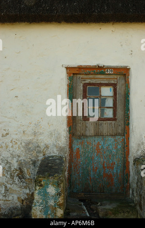 Ein sehr verwitterten rustikalen hölzernen Tor zu ein Stein und Stroh Fischer s Cottage Arniston Western Cape Südafrika Stockfoto