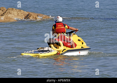 RNLI Strand Wasser Streifenpolizist auf einem Jetski Wache für Schwimmer in Not Stockfoto