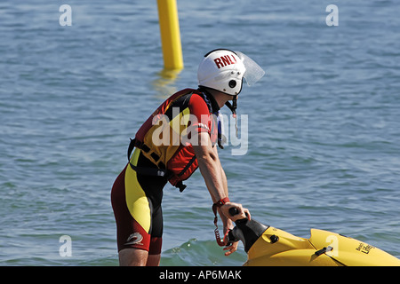 RNLI Strand Wasser Streifenpolizist auf einem Jetski Wache für Schwimmer in Not Stockfoto