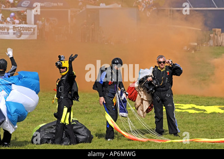 Fallschirmspringer sammeln Sie ihre Fallschirme cafefully nach der Landung auf einem öffentlichen Arena event Stockfoto