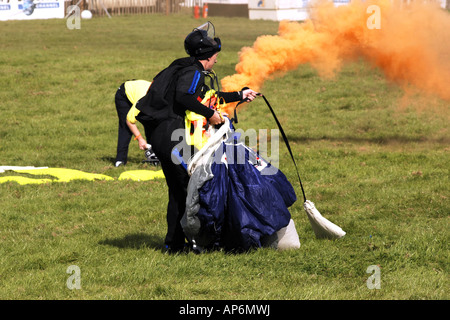 Fallschirmspringer sammeln Sie ihre Fallschirme cafefully nach der Landung auf einem öffentlichen Arena event Stockfoto