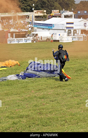 Fallschirmspringer sammeln Sie ihre Fallschirme cafefully nach der Landung auf einem öffentlichen Arena event Stockfoto