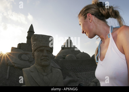 weibliche Touristen beobachten Kemal Atatürk Sand Skulptur auf dem Sand Stadtfest am Lara Strand Türkei Türkische Riviera Antalya Stockfoto