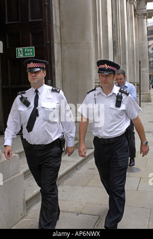 Zwei männliche London Metropolitan Police Officers die Straßen der Stadt in ihren Sommer-uniform Stockfoto