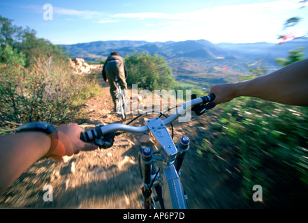 Zwei Freunde entdecken Feldweg in Steamboat Springs, Colorado Stockfoto