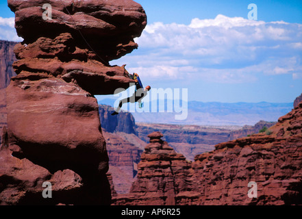 Kletterer hängend Felswand in Fisher Towers, Colorado River Wasserstraße in der Nähe von Castle Valley in Moab, Utah, USA Stockfoto