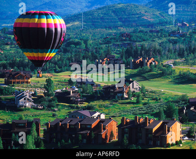 Heißluftballon über Dächer, Colorado, USA Stockfoto