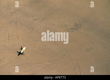 Surfer am Strand mit Schatten allein Stockfoto
