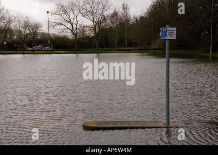 Behinderten Parkplatz neben dem Fluss Themse Abingdon Oxfordshire überflutet Stockfoto