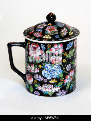 Chinesische Keramik Teetasse mit Deckel, Farbe schwarz mit Blumendekoration. Stockfoto