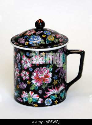 Chinesische Keramik Teetasse mit Deckel, Farbe schwarz mit Blumendekoration. Stockfoto