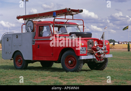 Land Rover Serie 2a LWB Feuerwehrauto auf der Parade in einem Land Rover zeigen. Stockfoto