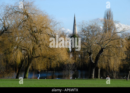 Blick auf Highgate Nr. 1 Teich mit Kirchturm in der Ferne Hampstead Heath London England Stockfoto