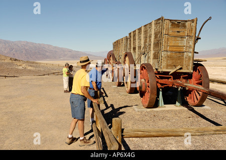 Touristen und Wagen bei Harmony Borax Works Death Valley Nationalpark, Kalifornien Stockfoto