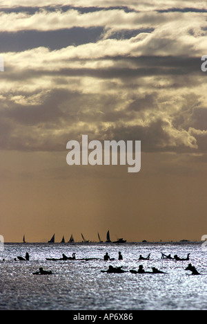 Surfer am Strand von Waikiki beobachten Yachten auf der Kenwood-Cup 2000. Stockfoto