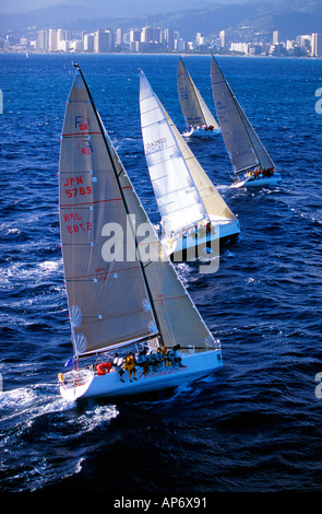 Yachten auf dem Meer mit Blick ins Land, Kenwood Cup 2000 Stockfoto
