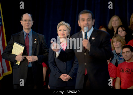 Hillary Clinton eingeführt durch Bürgermeister Antonio Villaraigosa Stockfoto