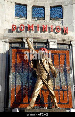 Statue von Freddy Mercury in Weihnachtsmütze außerhalb Dominion Theatre, Tottenham Court Road, London, England Stockfoto