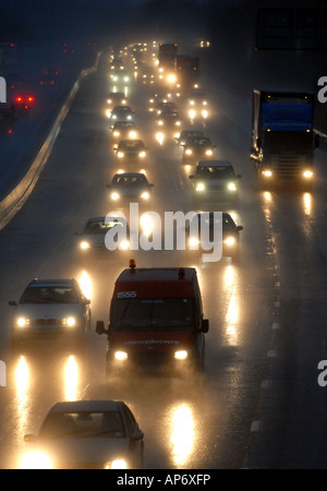 IN NÖRDLICHER RICHTUNG SCHWERVERKEHR AUF DER M6 AUTOBAHN BEI AUSFAHRT 12, CANNOCK IN SCHWEREN RAINFALL.UK Stockfoto