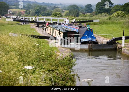 Caen Hill Flug, Geräten, Wiltshire, Website von mehreren Schlössern mit Narrowboats im Vordergrund Stockfoto