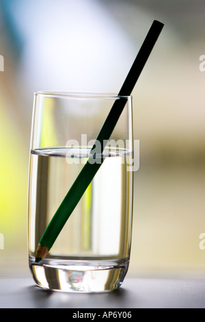 Bleistift in Glas Wasser Stockfoto