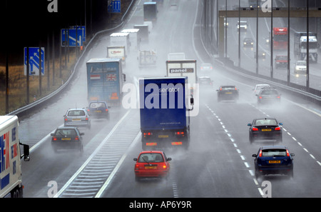 M6 AUTOBAHNVERKEHR IN STARKREGEN SPRAY AUF DIE M6 AUTOBAHN IN DER NÄHE VON CANNOCK,STAFFORDSHIRE,ENGLAND.UK Stockfoto