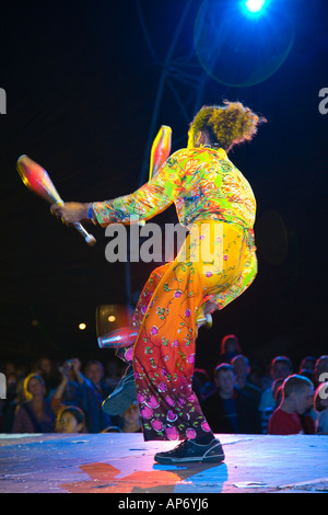 Professionelle kostümierten Jongleur dem Circo da MADRUGADA - Caiu do Ceu Brasilien, Circo da MADRUGADA - Caiu do Ceu, Stockton 17 Int Festival, Großbritannien Stockfoto