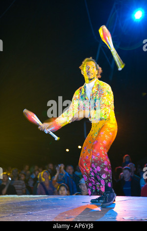 Professionelle kostümierten Jongleur dem Circo da MADRUGADA - Caiu do Ceu Brasilien, Circo da MADRUGADA - Caiu do Ceu, Stockton 17 Int Festival, Großbritannien Stockfoto