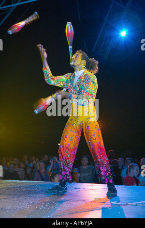 Professionelle kostümierten Jongleur dem Circo da MADRUGADA - Caiu do Ceu Brasilien, Circo da MADRUGADA - Caiu do Ceu, Stockton 17 Int Festival, Großbritannien Stockfoto