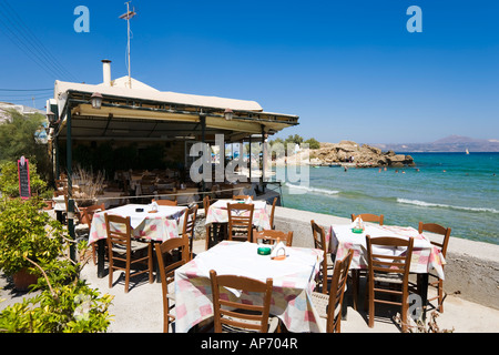 Strand-Bar und Taverne, Almeritha (oder Almyrida, Almiridha, Almirida, Almyrida), Bucht von Souda, in der Nähe von Chania, Kreta, Griechenland Stockfoto