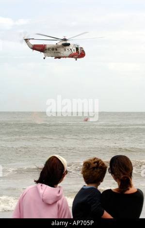 Luft Meer Rettung Hubschrauber Meer lebensrettende Rnli Küstenwache Winde Draht Tapferkeit Resuers sparen Sparer Stockfoto