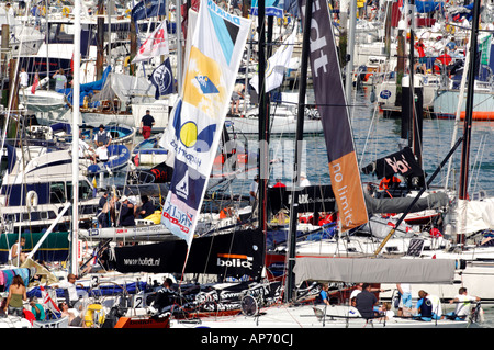 gepackte Yacht Hafen Hafen Hafen in Cowes Marinas in Cowes Woche verschiedene ungewöhnliche Ansichten zeigen Atmosphäre Crowsed Boote Stockfoto