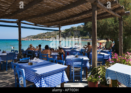 Am Strand Taverne in Almeritha (Almeridaansicht, Almiridha, Almirida, Almyrida), Bucht von Souda, in der Nähe von Chania, Kreta, Griechenland Stockfoto