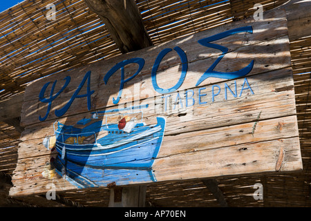 Registrieren Sie für eine am Strand Taverne in Almeritha (Almeridaansicht, Almiridha, Almirida, Almyrida), Bucht von Souda, in der Nähe von Chania, Kreta, Griechenland Stockfoto