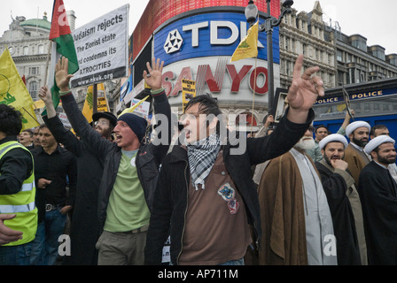 Al-Quds-Day March am Piccadilly Circus. Demonstranten schreien Bedrohungen auf Gegendemonstranten, die behaupten, dass der Marsch vom Iran finanziert wird Stockfoto