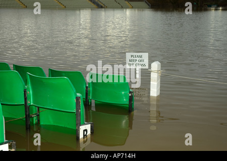 Halten Sie den Rasen völlig überflutet Worcester county Cricket Ground Stockfoto