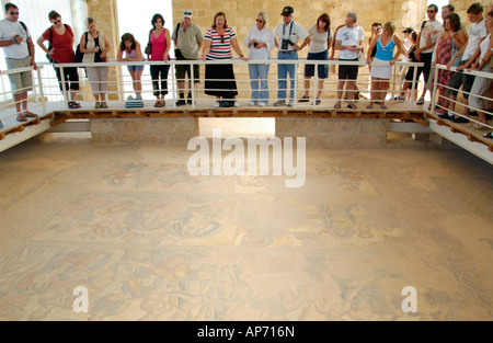 Touristen schauen Sie sich im Haus des Aion am alten Standort von Nea Paphos auf der östlichen Mittelmeer Insel Zypern EU römisches Mosaik Stockfoto