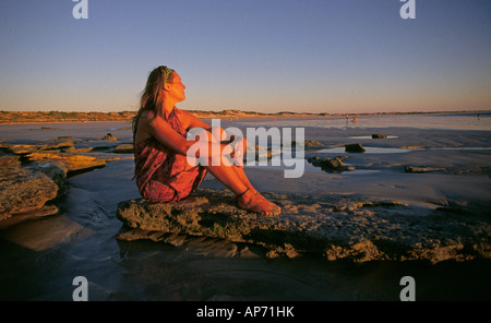 Ein junger Besucher genießt Cable Beach in Broome Western Australia bei Sonnenuntergang Stockfoto