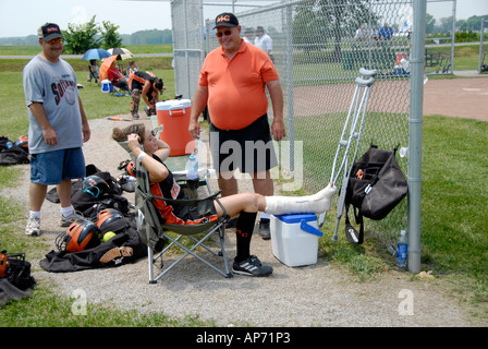 Weibliche Softball Spieler Verstauchungen Sprunggelenk von Sportverletzungen durch Baseball spielen Stockfoto