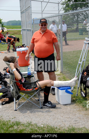 Weibliche Softball Spieler Verstauchungen Sprunggelenk von Sportverletzungen durch Baseball spielen Stockfoto