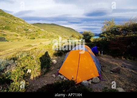 Camp am Ufer des Lago (See) Peohe (Pehoe), Nationalpark Torres del Paine, Patagonien Chile Stockfoto