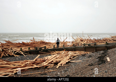 Haufen von Holz aus den Trümmern der Ladung Schiff ' Ice Prince'. Worthing Strand, West Sussex, UK. Stockfoto