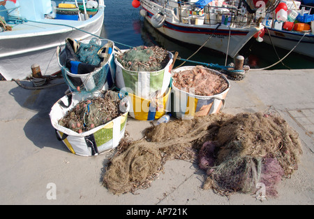 Hafen Sie bei Pafos auf der östlichen Mittelmeer Insel Zypern EU mit traditionellen zypriotischen Angelboote/Fischerboote und Netze in Körben Stockfoto