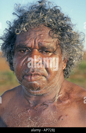 Ein australischer Aborigine-Jäger im Outback in der Nähe von Ayers Rock oder Uluru in den Northern Territories Stockfoto