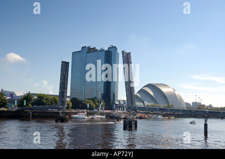 Die Millenium Brücke über den River Clyde öffnen, um ein Schiff passieren zu lassen Stockfoto