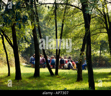 Pilger versammeln sich zum Morgengebet in Taizé christliche Gemeinschaft Saône et Loire-Frankreich Stockfoto